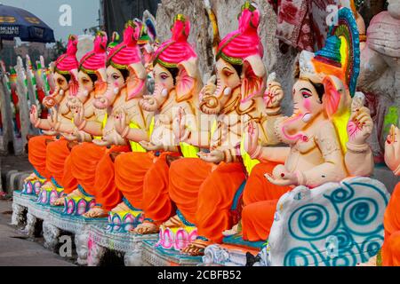 Statue appena fatte di dio Ganesha da artisti locali a bordo strada Utilizzando Plaster of peris per la preparazione dell'occasione religiosa Di ganesh Chaturthi Foto Stock