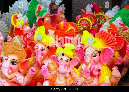 Statue appena fatte di dio Ganesha da artisti locali a bordo strada Utilizzando Plaster of peris per la preparazione dell'occasione religiosa Di ganesh Chaturthi Foto Stock