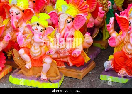 Statue appena fatte di dio Ganesha da artisti locali a bordo strada Utilizzando Plaster of peris per la preparazione dell'occasione religiosa Di ganesh Chaturthi Foto Stock