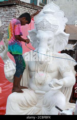 Artisti locali che fanno la statua del dio Ganesha usando Plaster di peris per la preparazione dell'occasione religiosa ganesh chaturthi Foto Stock