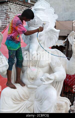 Artisti locali che fanno la statua del dio Ganesha usando Plaster di peris per la preparazione dell'occasione religiosa ganesh chaturthi Foto Stock