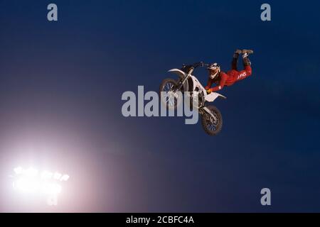 Brian McCarty fa un salto durante uno spettacolo di motocross alla fiera statale del Wyoming a Douglas mercoledì 12 agosto 2020. La 108a fiera annuale è stata inaugurata questa settimana con ulteriori precauzioni per prevenire la diffusione del virus COVID-19. Foto Stock