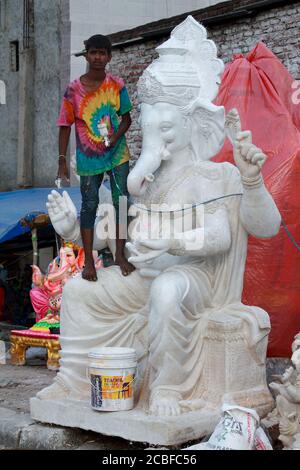 Artisti locali che fanno la statua del dio Ganesha usando Plaster di peris per la preparazione dell'occasione religiosa ganesh chaturthi Foto Stock