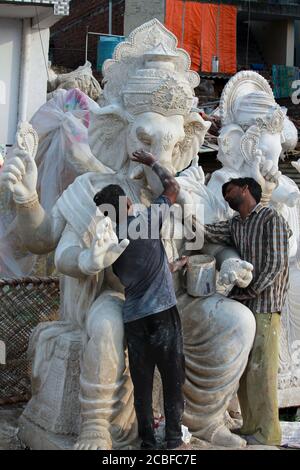 Artisti locali che fanno la statua del dio Ganesha usando Plaster di peris per la preparazione dell'occasione religiosa ganesh chaturthi Foto Stock