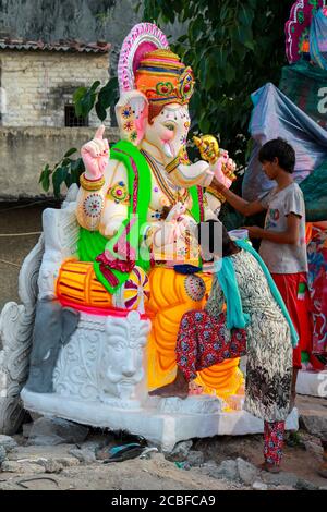 Artisti locali che fanno la statua del dio Ganesha usando Plaster di peris per la preparazione dell'occasione religiosa ganesh chaturthi Foto Stock