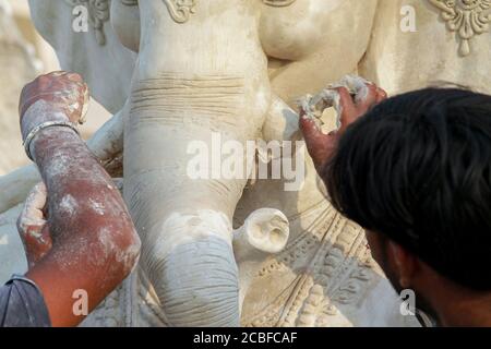 Artisti locali che fanno la statua del dio Ganesha usando Plaster di peris per la preparazione dell'occasione religiosa ganesh chaturthi Foto Stock