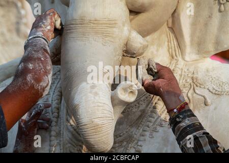 Artisti locali che fanno la statua del dio Ganesha usando Plaster di peris per la preparazione dell'occasione religiosa ganesh chaturthi Foto Stock