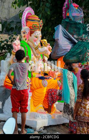 Artisti locali che fanno la statua del dio Ganesha usando Plaster di peris per la preparazione dell'occasione religiosa ganesh chaturthi Foto Stock