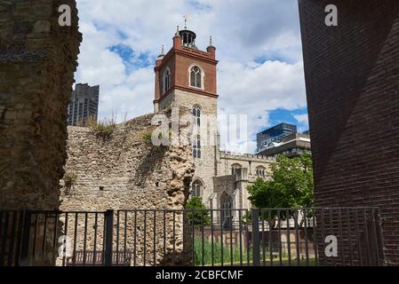 Chiesa di St Giles-Without-Cripplegate dal Muro di Londra, nel Barbican, città di Londra Regno Unito Foto Stock