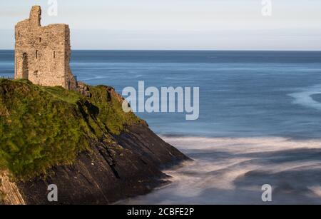 Rovine del castello medievale di Ballybunion sulle scogliere dell'ovest Costa d'Irlanda Foto Stock