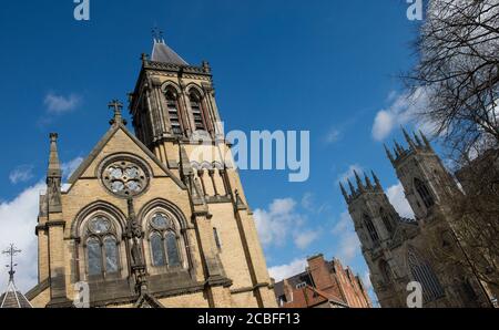 La chiesa cattolica di St Wilfrid e la cattedrale di York nella città di York, Yorkshire, Inghilterra. Foto Stock