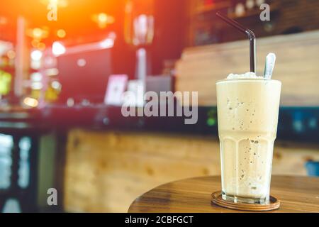 Caffè Smoothie latte shake dolce ghiaccio fresco bevanda mescolata con menu di rinfresco di caffeina sul tavolo della caffetteria con spazio per testo Foto Stock