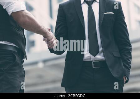 Uomini d'affari che fanno stretta di mano per il progetto di affari di affari concordano il concetto Foto Stock