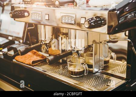 macchina per caffè espresso in primo piano, caffè fresco presso la caffetteria vintage tono di colore Foto Stock