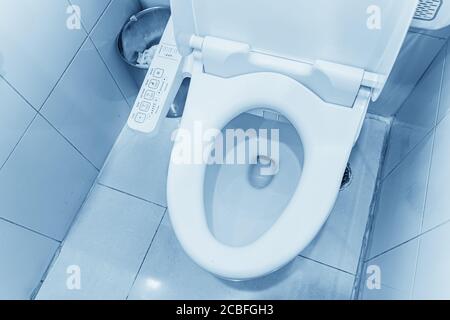 Sedile di gabinetto elettronico giapponese o pulizia automatica dell'acqua sanitaria armadio tono di colore blu di sistema Foto Stock