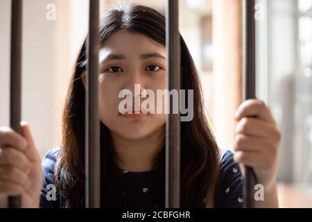 nessuna ragazza di libertà teen in mano di prigione a gabbia guardando fotocamera Foto Stock