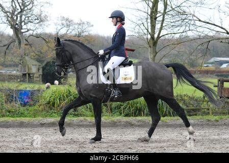 Holly Kerslake (Team GB) che guida il suo cavallo in un test di dressage. Foto Stock