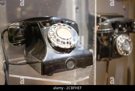 Nero vintage Bakelite GPO telefono antico quadrante visualizzato in un armadio di vetro. Foto Stock