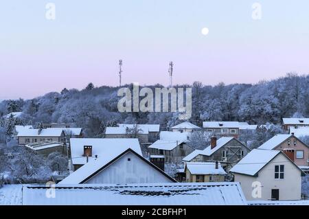 tetti di case nella neve, tetti innevati di case di villaggio Foto Stock