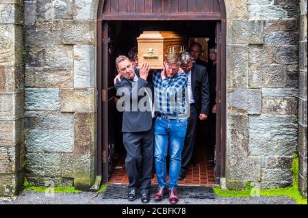 Goleen, West Cork, Irlanda. 13 Agosto 2020. I funerali di ex fine Gael TD Paddy Sheehan si svolsero oggi presso la Chiesa di nostra Signora, Stella del Mare e San Patrizio a Goleen, West Cork. Paddy Sheehan viene portato al suo posto di riposo finale. Credit: AG News/Alamy Live News Foto Stock