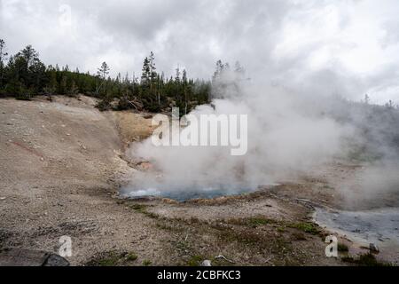 Beryl Spring, una delle sorgenti termali più calde del parco nazionale di Yellowstone, Wyoming Foto Stock
