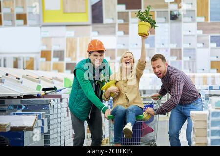 i clienti si divertono, si può fare un giro in tram mentre fanno shopping in negozio. una coppia allegra e dall'aspetto gradevole, si diverte a fare shopping, a ridere e a sorridere Foto Stock