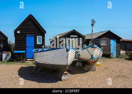 Costa britannica, vista in estate di una barca da pesca e tradizionali capanne di pescatori nel porto di Southwold, Suffolk, Inghilterra, Regno Unito Foto Stock