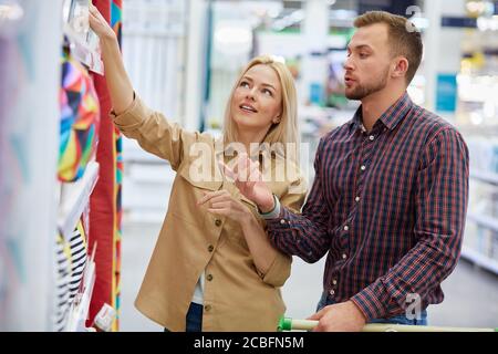 felice giovane coppia caucasica shopping insieme, sono venuto nel mercato per fare l'acquisto, acquistare nuove cose per decorare nuovo appartamento, godere Foto Stock