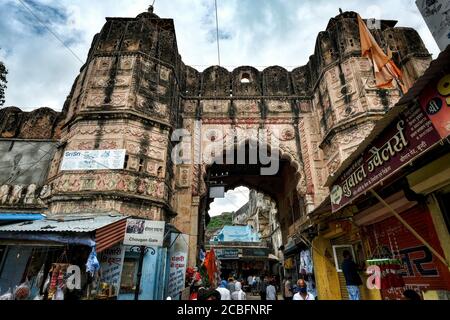 Bundi, India - 2020 agosto: Persone che passano dalla porta Chogan, una delle entrate della città vecchia di Bundi il 10 agosto 2020 a Bundi, Rajasthan. Foto Stock