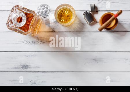 Golden accendino con un bicchiere di alcol e sigari giacente su una pelle  nera, può essere utilizzato come sfondo Foto stock - Alamy