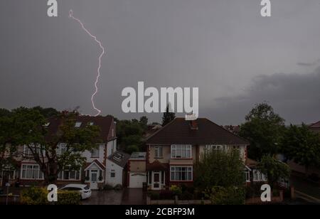 Wimbledon, Londra, Regno Unito. 13 agosto 2020. Pioggia torrenziale e temporali arrivano finalmente a Londra con un fulmine a forchetta visto dietro le case di Merton. Credit: Malcolm Park/Alamy Live News. Foto Stock