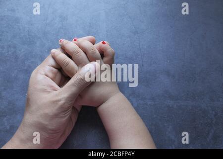 padre che tiene la mano del bambino, primo piano . Foto Stock