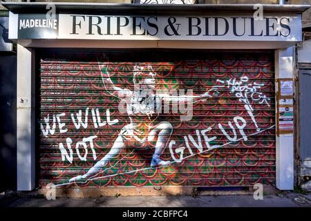 Donna tightrope walker Street art dipinta su tapparelle negozio nel quartiere Madeleine di Nantes, Loire-Atlantique, Francia. Foto Stock