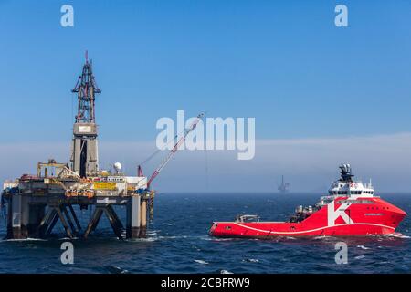 SETTORE DEL MARE DEL NORD REGNO UNITO - 2015 MAGGIO 11. Nave per movimentazione ancoraggi KL Sandefjord accanto al carro di perforazione semi-sommergibile Transocean Prospect durante un'attività di scavo Foto Stock