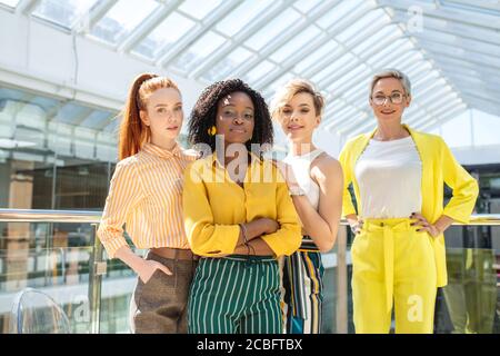 Donna africana leader del team femminile d'affari. Protezione dei diritti delle donne. Primo piano foto Foto Stock