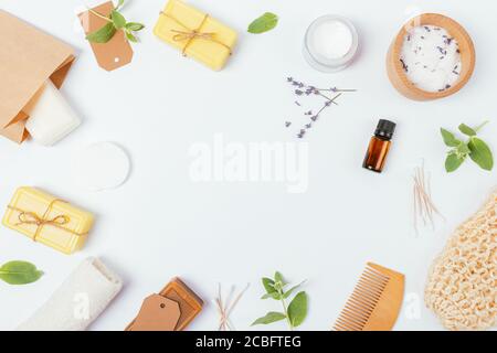 Sapone naturale, sale da bagno, crema cosmetica, olio aromatico e accessori per la cura della pelle su tavola bianca, struttura piatta. Foto Stock