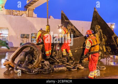 MARE DEL NORD, SCOZIA - 2016 MARZO 24. Ancorante Stevpris fissato sul ponte da un carro semi-sommergibile disconnesso dall'equipaggio del ponte Foto Stock