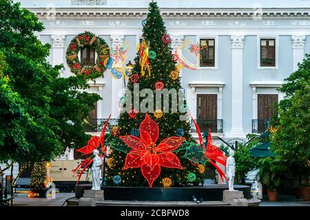 Albero di Natale di fronte al Palazzo di Stato, Plaza de Armas, San Juan Vecchia, Porto Rico Foto Stock