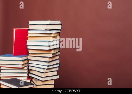 pile di libri per la lettura e l'istruzione su un marrone sfondo della libreria Foto Stock