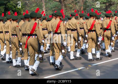 Kolkata, Bengala Occidentale, India - 26 Gennaio 2020 : i cadetti del corpo Nazionale dei Cadetti (NCC) dell'India stanno marciando oltre, per la celebrazione del giorno della Repubblica Indiana. Foto Stock