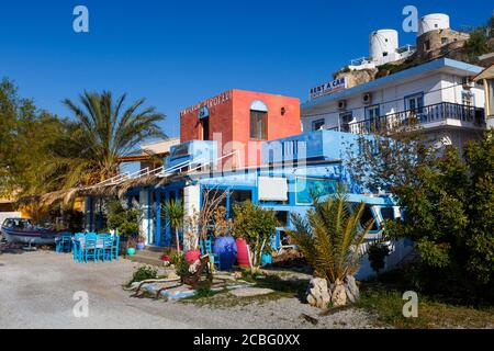 Taverna sulla spiaggia nel villaggio di Panteli su Leros Island, Grecia. Foto Stock