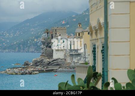 La città di Camogli sulla costa del Mar Ligure. Foto Stock