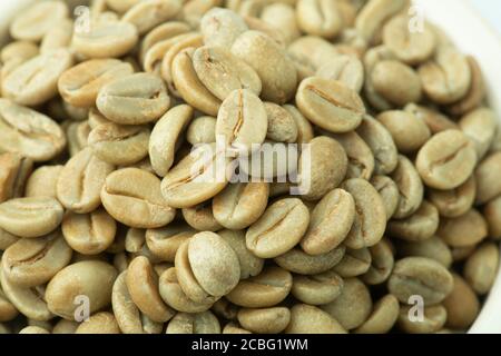 Chicchi di caffè verdi. Stato grezzo prima della tostatura. Foto Stock