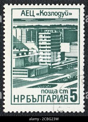 Un timbro stampato in Bulgaria. Centrale nucleare di Kozloduy , circa 1976 Foto Stock