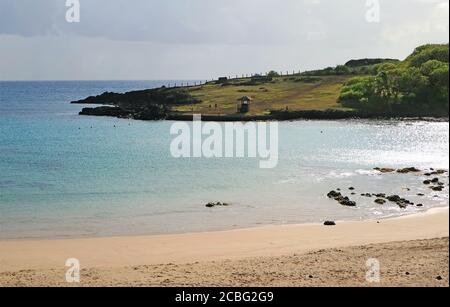Splendida vista panoramica sulla spiaggia di Anakena sull'isola di Pasqua, sull'oceano Pacifico, sul Cile, sull'America del Sud Foto Stock