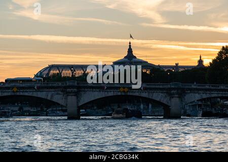 Vista dalla senna al Pont de la Concorde e al Grand Palais di Parigi dopo il tramonto. Escursione con barche chiamate bateaux-mouches sulla senna Foto Stock