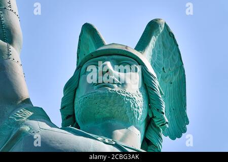 Particolare della testa del monumento Hermann nei pressi di Detmold, Germania, vista dal basso Foto Stock