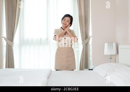 Giovane cameriera asiatica in camera d'albergo Foto Stock