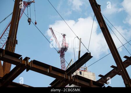 12 agosto 2020: Una gru si trova sopra un edificio mentre la costruzione continua a Lower Manhattan in mezzo alla pandemia a Manhattan, New York. Credito obbligatorio: Kostas Lymperopoulos/CSM Foto Stock