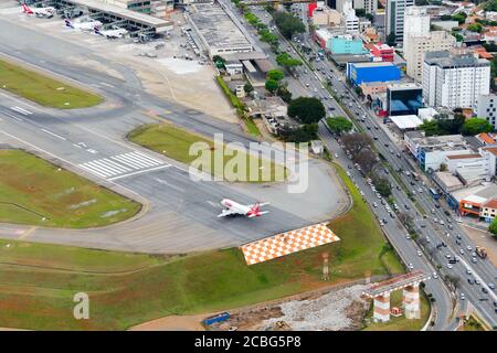 Vista aerea della pista dell'aeroporto di Congonhas vicino a Washington Luis Avenue / autostrada a Sao Paulo, Brasile. Situato in posizione centrale aeroporto nazionale brasiliano. Foto Stock